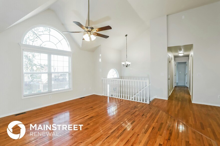 Building Photo - 10926 Rowland Ave