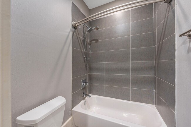 Building Photo - 212 W 6th St