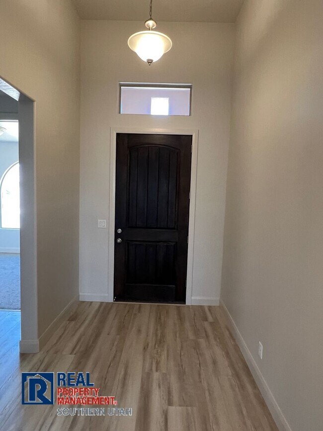 Building Photo - Newer home in Brio