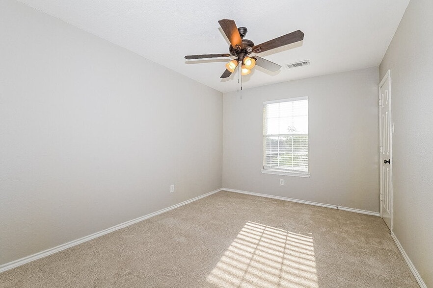 Building Photo - 1112 Hampton Dr