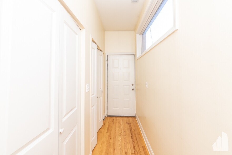 Building Photo - 1133 W Addison St