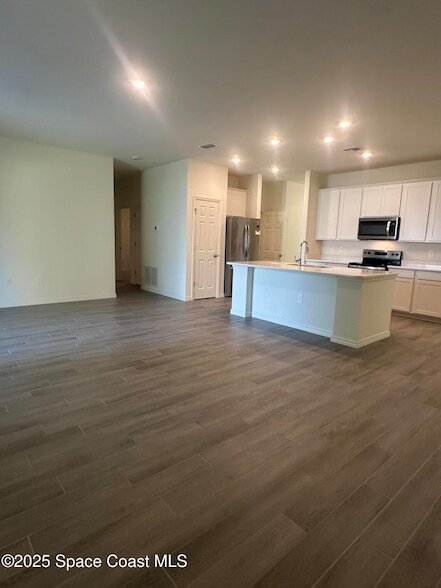 Building Photo - 852 Remsen Ave NW