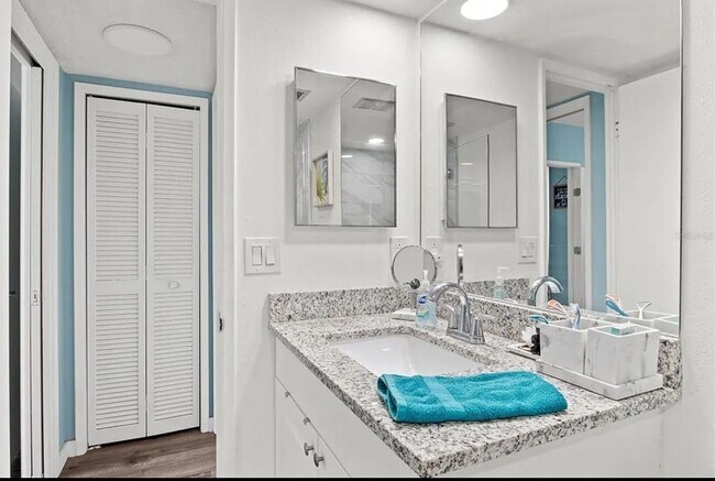 Building Photo - Annual OR Seasonal turnkey FURNISHED 2/2 ground floor condo with golf course and water views