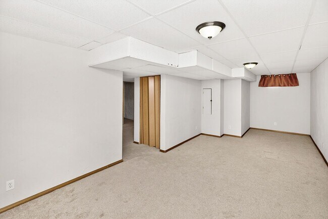 Building Photo - SPACIOUS LIVING!! 4 Bedroom, 3 Bathroom Home in Waukee!