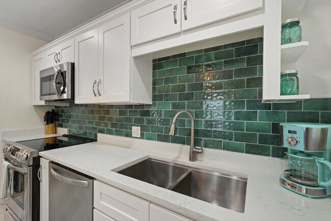 Building Photo - Charming Ardsley Park Bungalow Fully Furnished