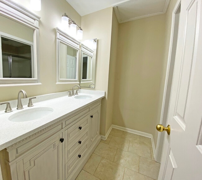 Building Photo - 6146 Golfview Dr