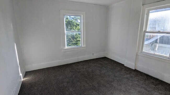 Building Photo - 711 Roselawn Ave