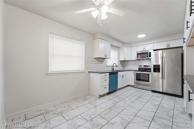 Building Photo - 24985 Mabray Ave