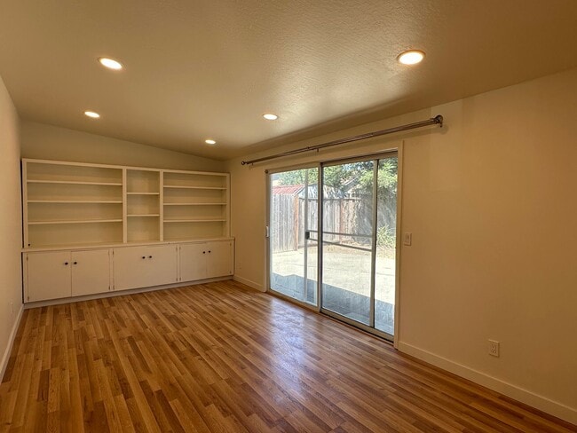 Building Photo - Fremont Home with Central A/C, Vinyl Plank...