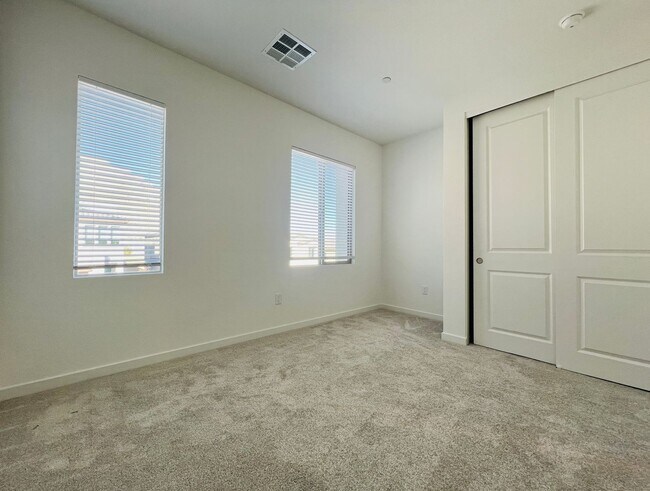 Building Photo - s 4 bedroom 2.5 Bathrooms with Loft, home ...