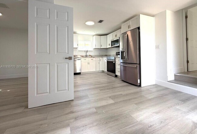 Building Photo - 716 NE 7th St