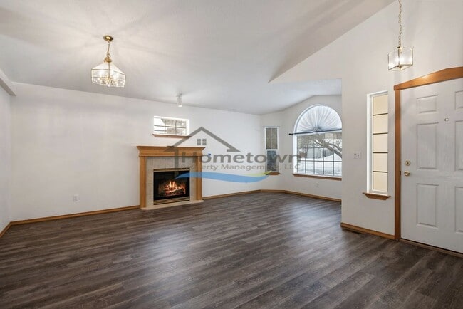 Building Photo - Lovely 3 Bedroom 2 Bath Home w/ 2 Car Gara...