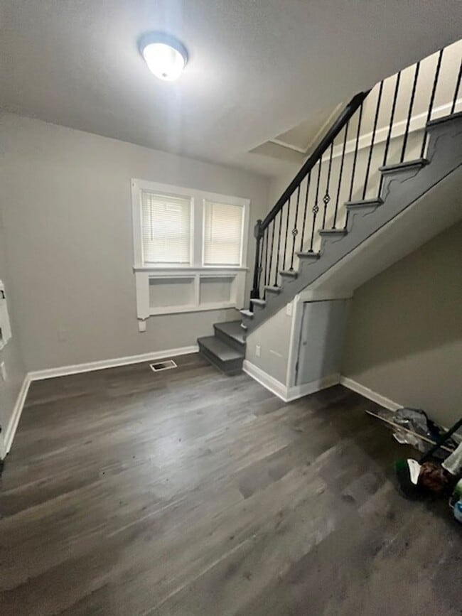 Building Photo - Welcome to 1161 Lincoln! 2 bedrooms & 1.5 bths