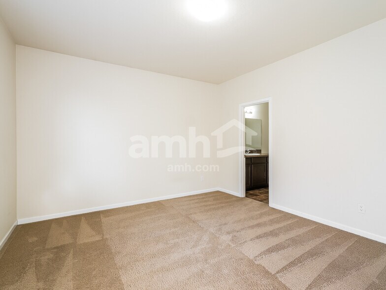 Building Photo - 326 York St