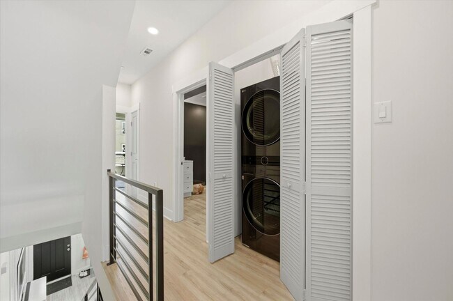 Building Photo - Detached Luxury 4BR/3B Retreat with Skyline Rooftop Deck, Wet Bars, Driveway & Massive Yard