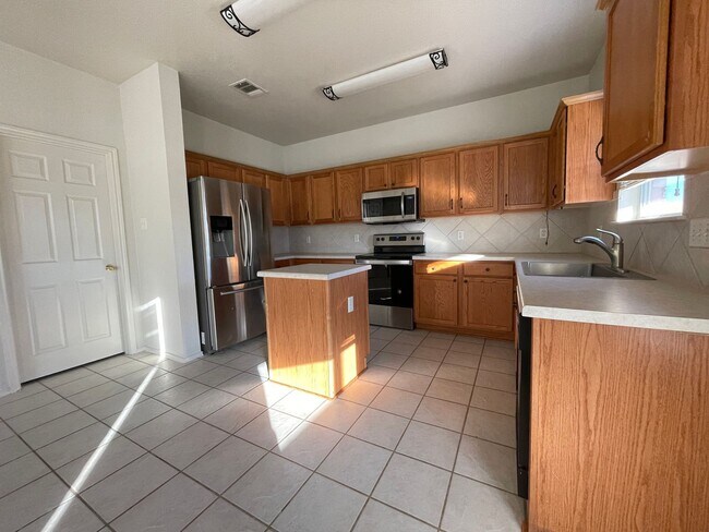 Building Photo - 4902 Golden Gate Dr