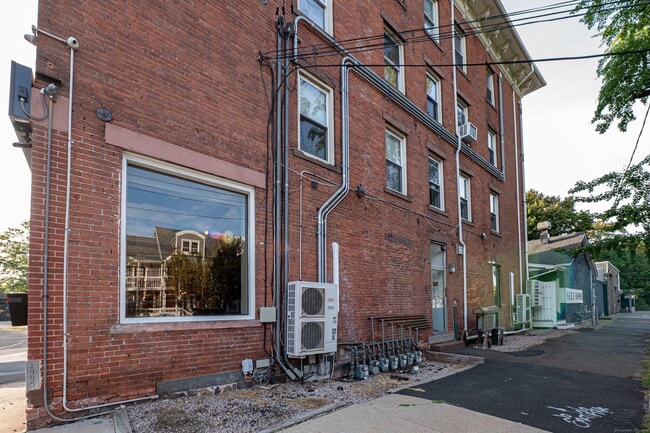 Building Photo - 175 Humphrey St