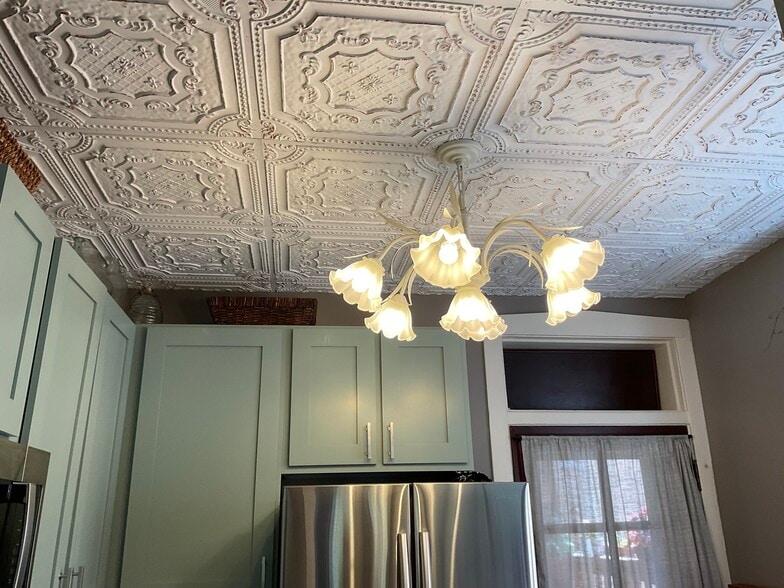 The kitchen sports a beautiful tiled ceiling and Italian chandelier - 825 Forest Ave