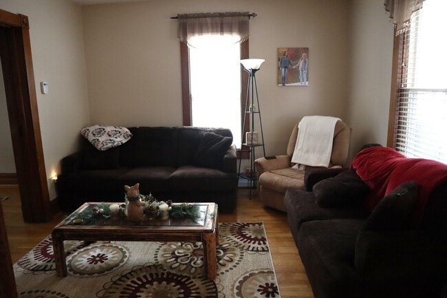 Building Photo - 2-3 bedroom house with 1 car garage in Ind...