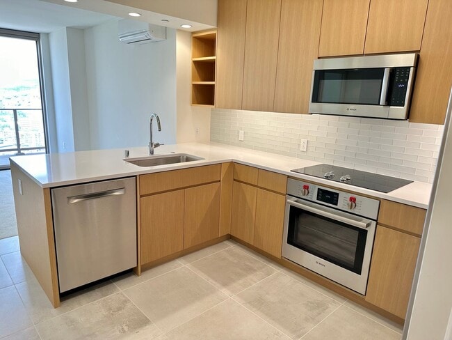 Building Photo - Resort style living at SKY 1/1/1