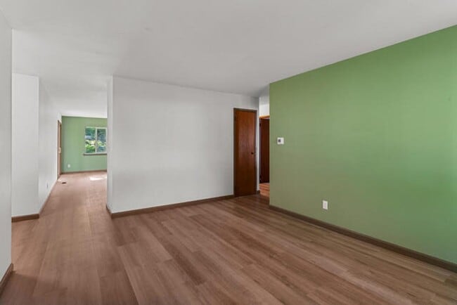 Building Photo - Fully remodeled 3 Bedroom - Available Now