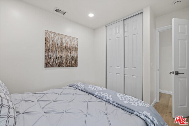 Building Photo - 13 Pepper Ct