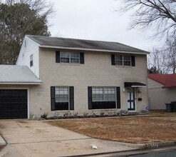 Building Photo - Spacious 4 Bedroom/2 Bath