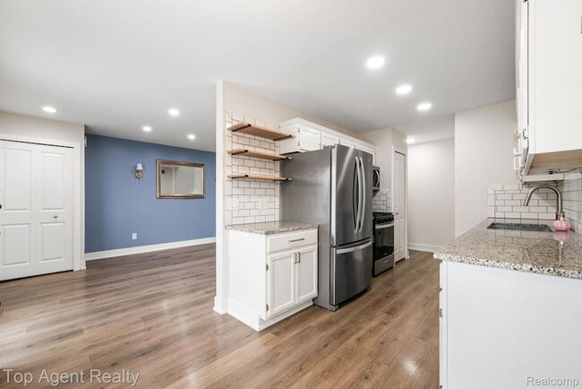 Building Photo - 38887 Country Cir