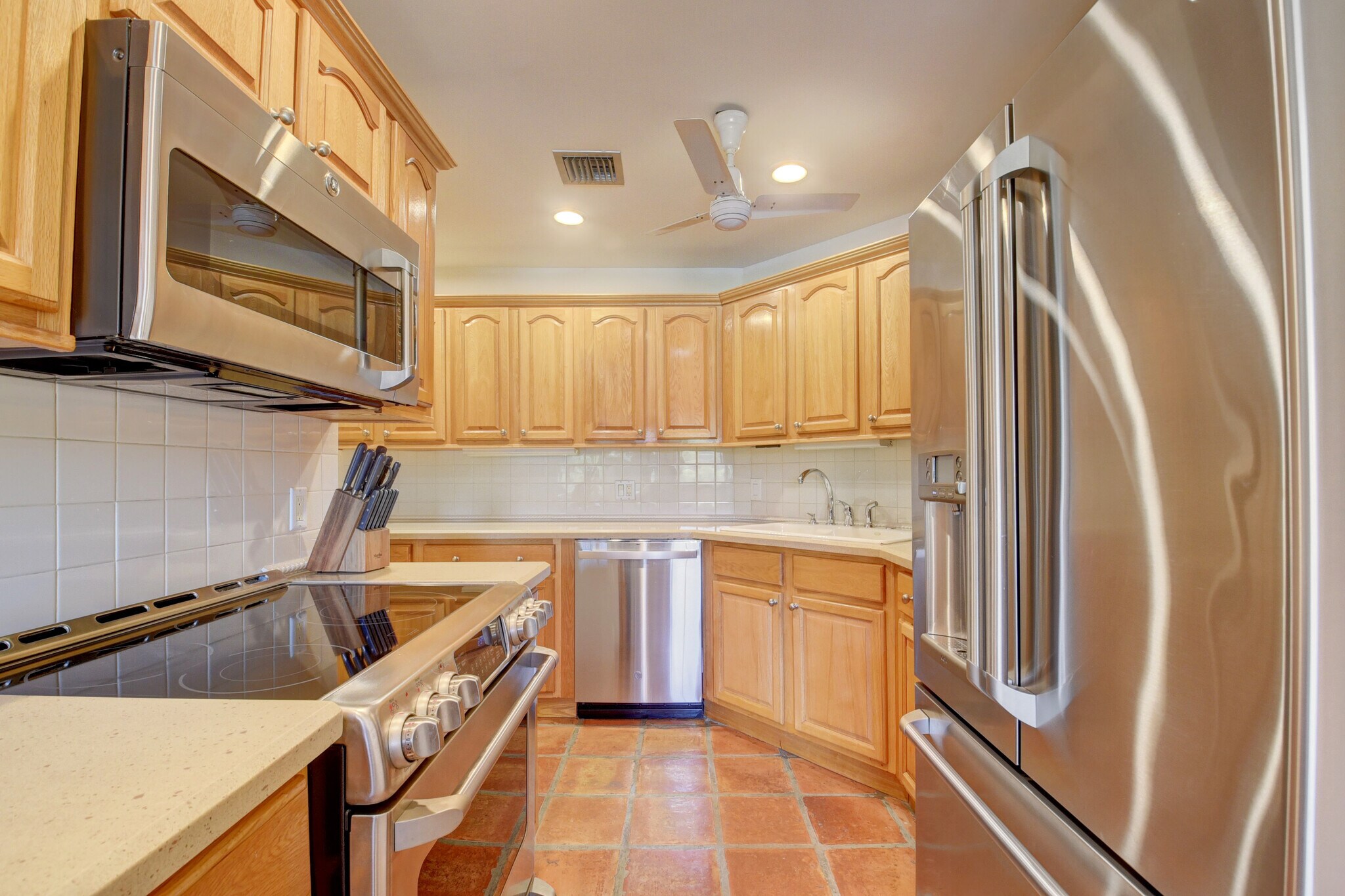 Building Photo - 4666 Fountains Dr S