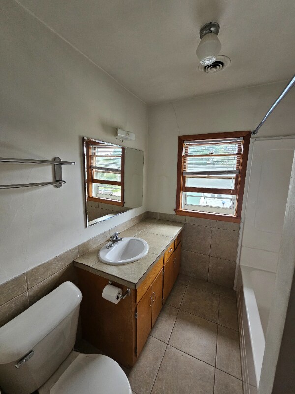 Building Photo - 324 E Parkinson St