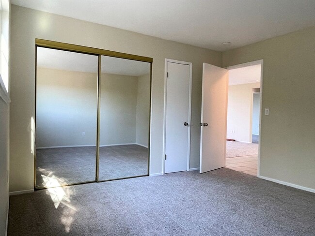 Building Photo - Beautiful 3 bedroom, 2 bathroom home in du...