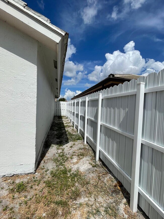 Building Photo - 18605 NW 52nd Path