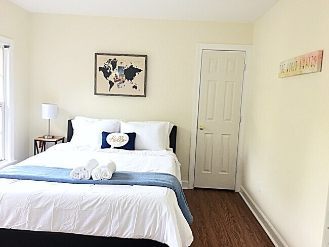 Building Photo - 2330 Evergreen Ln