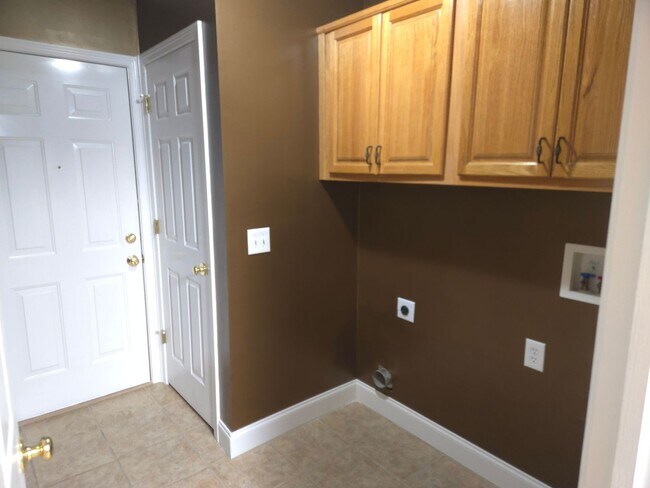 Building Photo - FOR RENT in NORTH COLUMBUS! Available NOW!