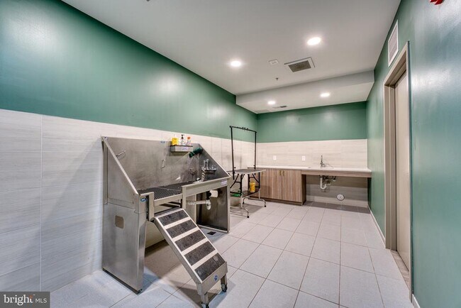 Building Photo - 635 Slaters Ln