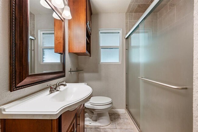 Building Photo - 2506 Oak Ln