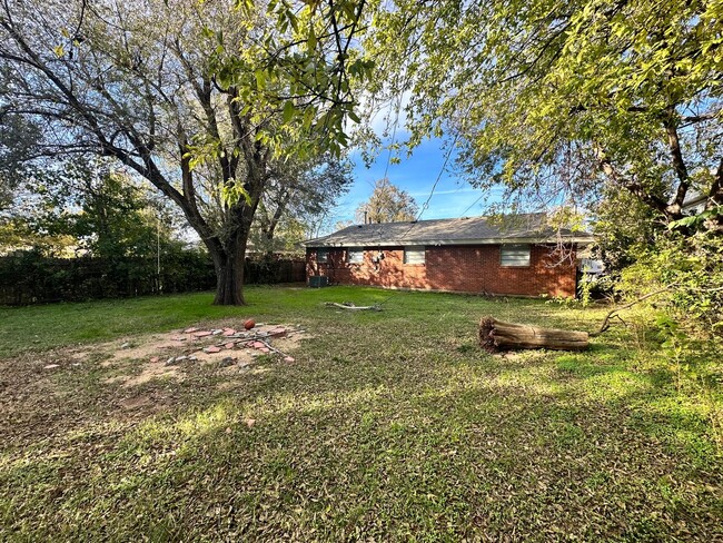 Building Photo - 3-bedroom / 1-bath Cozy Home Available in ...