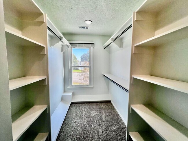Building Photo - Beautiful home in the desirable Wellington...