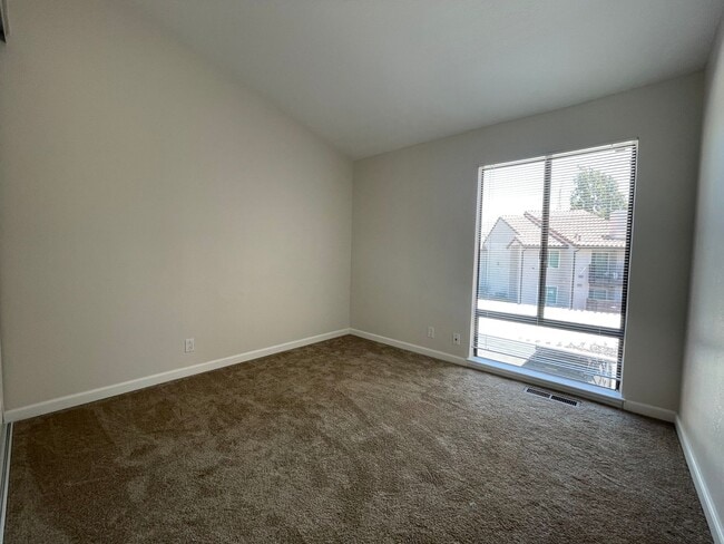 Building Photo - Beautiful Updated 3 Bedroom, 2 1/2 Bath Condo