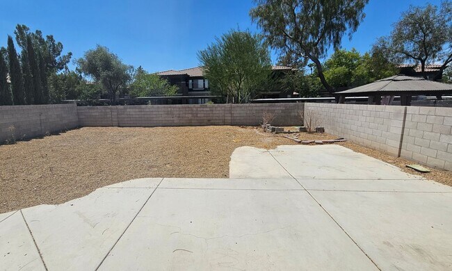 Building Photo - 4 Bedrooms near Silverado Ranch!