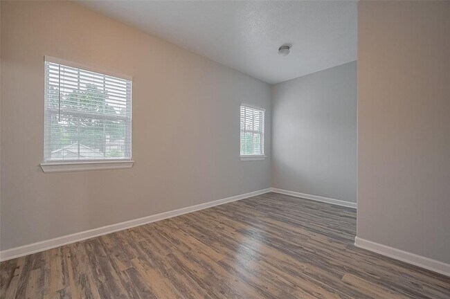 Building Photo - 5009 Willow Point Dr