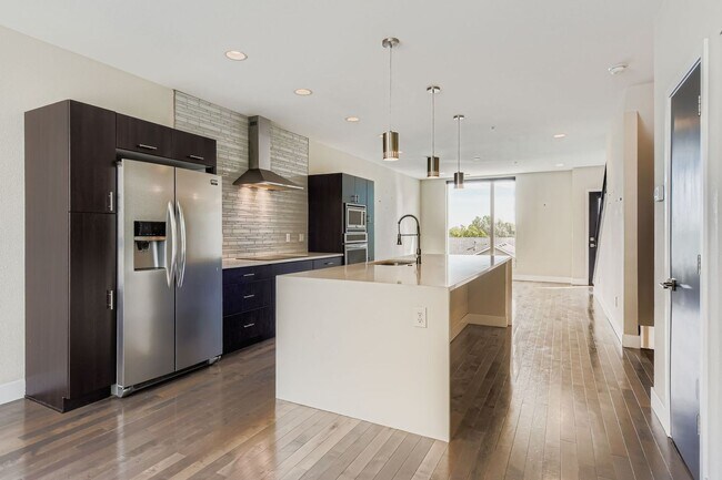 Building Photo - Luxury 3 bed, 3.5 bath Townhome Blocks fro...