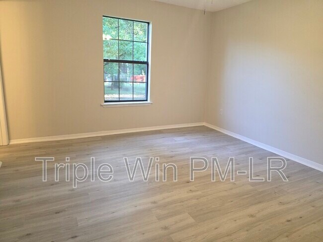 Building Photo - 8 Helen St