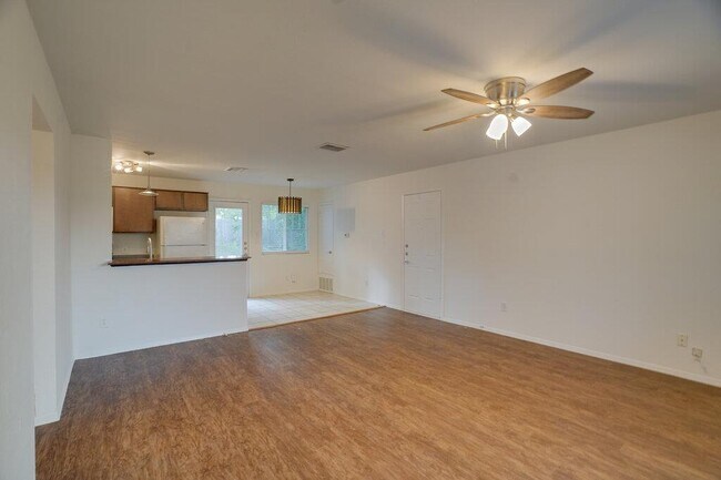 Building Photo - 7100 Barnsdale Way