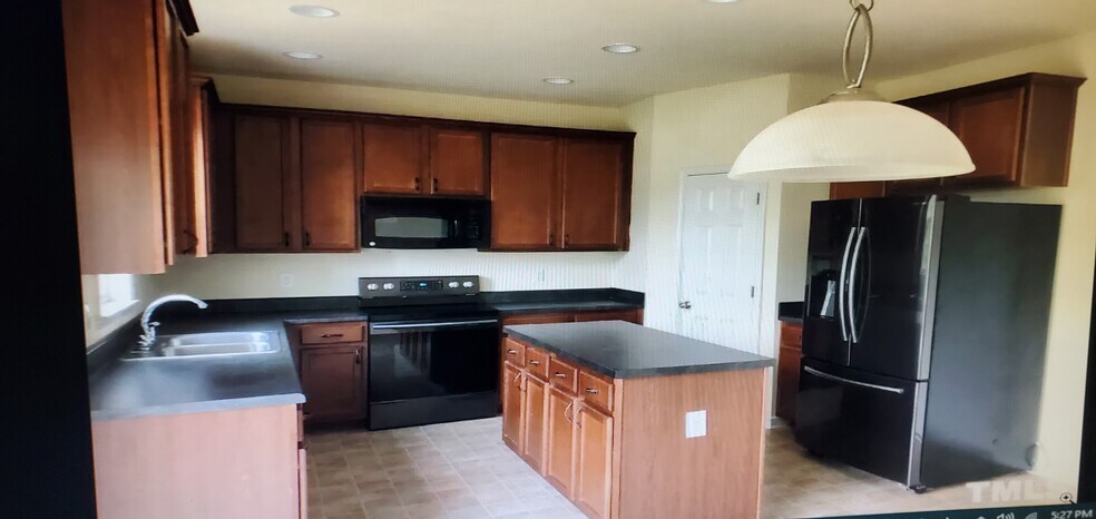 KITCHEN - 805 Pristine Ln