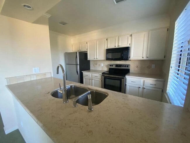 Building Photo - 585 Hawthorne St