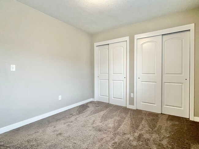 Building Photo - 3037 S Red Pine Dr