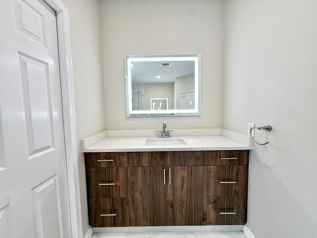 Building Photo - 212 Lone Pine Dr