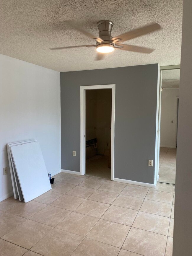 Building Photo - 222 Live Oak Ln