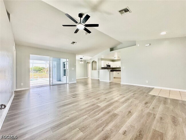 Building Photo - 714 Knox Ave S